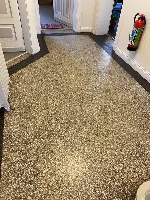 Terrazzo Boden vor der Reparatur