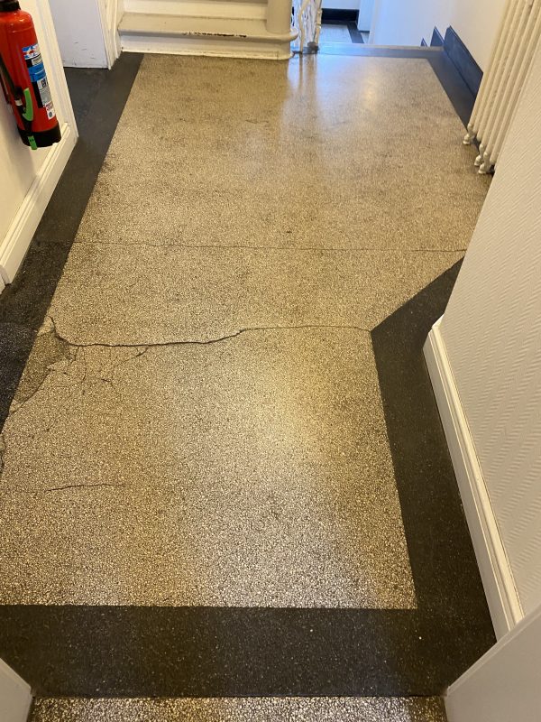 Terrazzo Boden vor der Reparatur