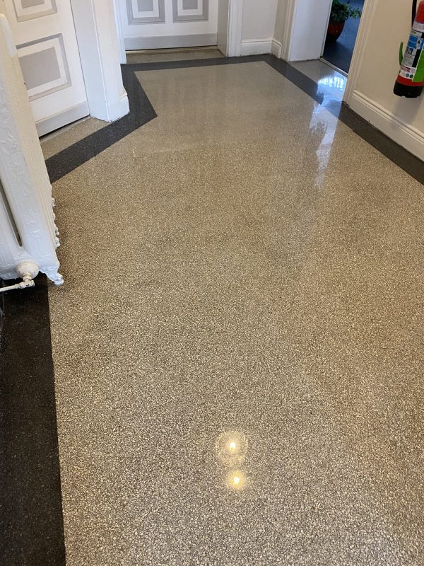 Terrazzo Boden nach der Reparatur bzw. Neuerstellung im Zementgebundenen Originalkorn