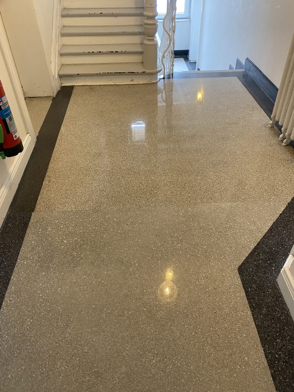 Terrazzo Boden nach der Reparatur im zementgebunden Originalkorn