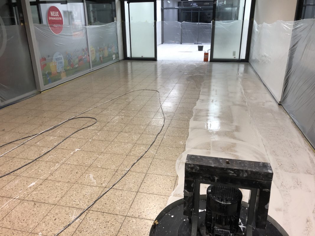 Betonwerkstein Breccia Aurora Deutschgelb Einkaufspassage schleifen