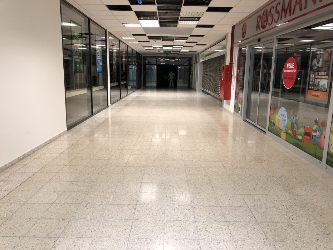 Betonwerkstein Breccia Aurora Deutschgelb Einkaufspassage nachher